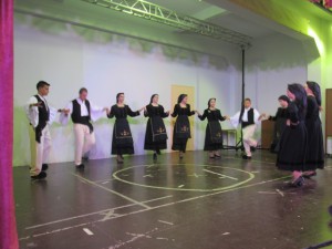 Τα μέλη του Συλλόγου Ανωγειωτών "Ο ΠΑΠΑΓΙΩΤΗΣ" ενώ χορεύουν παραδοσιακά τραγούδια