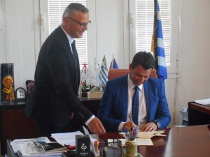 Ο Δήμαρχος Ζηρού κ. Καλαντζής ενώ υπογράφει την συμβολαιογραφική πράξη